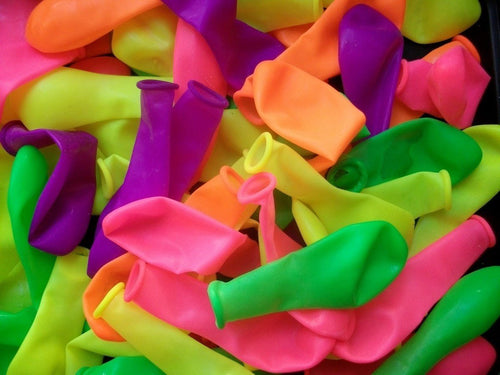Paquete de 50 globos nacarados con calidad de Helio y colores tipo neón, ideal para decorar una fiesta o reunión